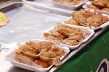 Hindistan cevizi sütü karıştırın şeker ve un