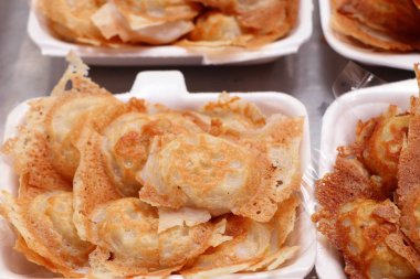 Hindistan cevizi sütü karıştırın şeker ve un