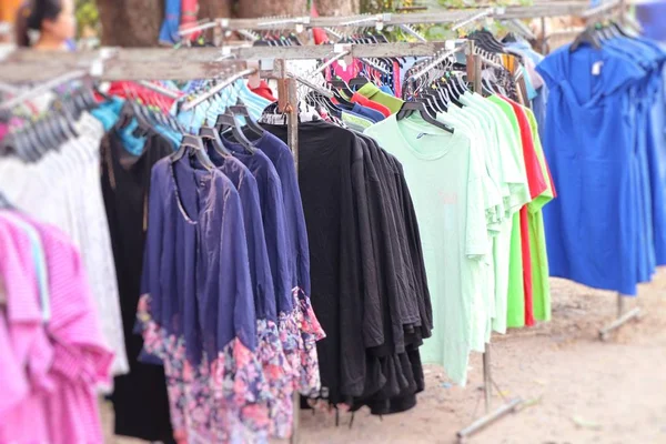 Κατάστημα Ρούχων Για Τις Πωλήσεις Στην Αγορά — Φωτογραφία Αρχείου
