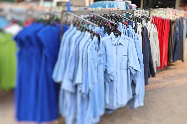 Kleidung Für Den Verkauf Auf Dem Markt Einkaufen — Stockfoto