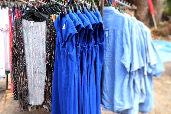 Kleidung Für Den Verkauf Auf Dem Markt Einkaufen — Stockfoto