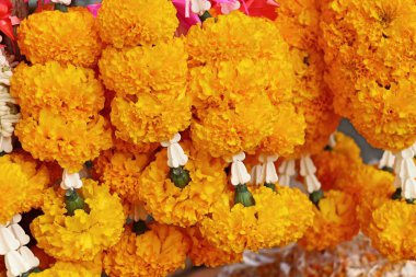 Çiçek çelenk içinde çarşı