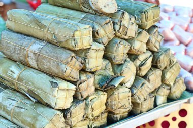 Domuz sosisi kaydırılan muz yaprakları