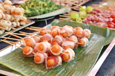 Pastırma ile kızarmış sosis