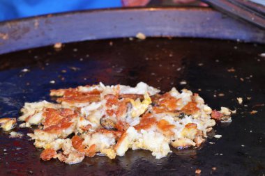 Yumurta ile çıtır çıtır kızarmış midye