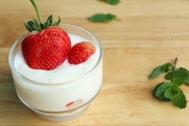 Yoğurtlu taze çilek
