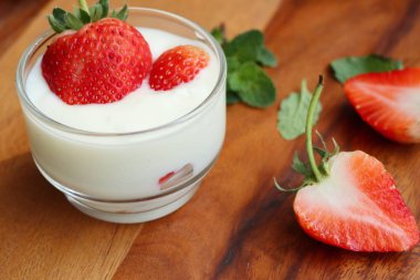 Yoğurtlu taze çilek
