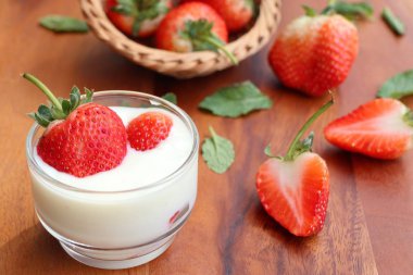 Yoğurtlu taze çilek