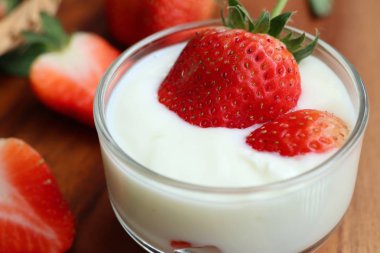 Yoğurtlu taze çilek