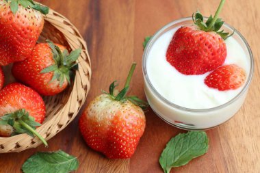 Yoğurtlu taze çilek