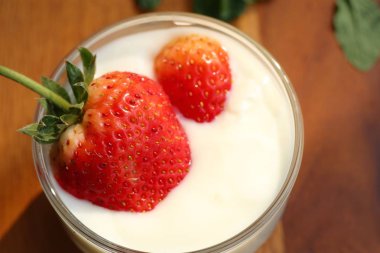 Yoğurtlu taze çilek