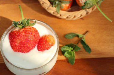 Yoğurtlu taze çilek