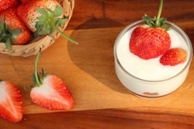 Yoğurtlu taze çilek