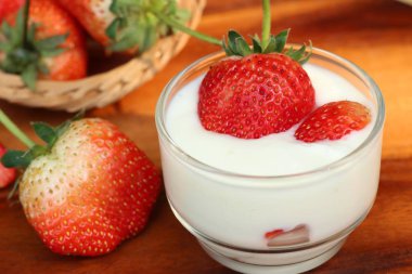 Yoğurtlu taze çilek