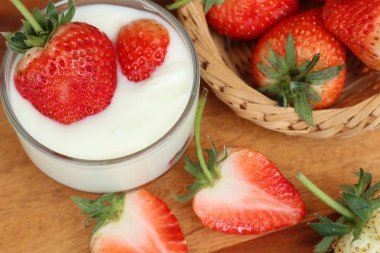 Yoğurtlu taze çilek