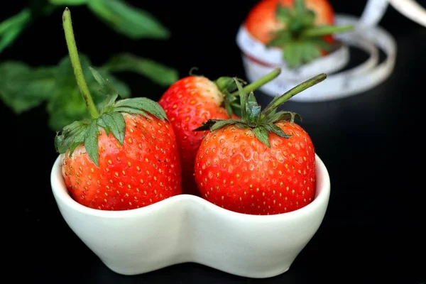 Frische Rote Erdbeere Auf Schwarz — Stockfoto