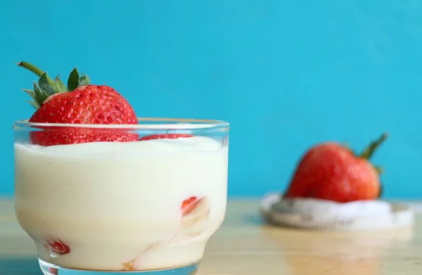 Fragola Fresca Con Yogurt — Foto Stock