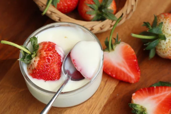 Fragola Fresca Con Yogurt — Foto Stock