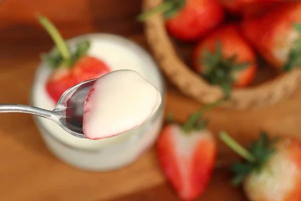 Fresa Fresca Con Yogur —  Fotos de Stock