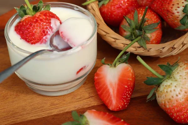 Fresa Fresca Con Yogur —  Fotos de Stock