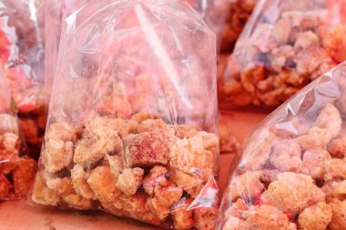 Kızarmış gevrek domuz deri