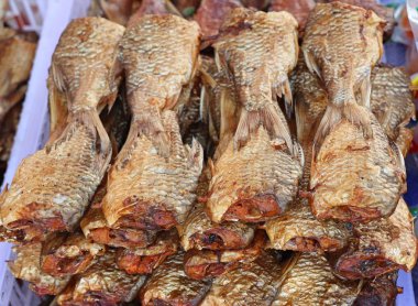Pazarda kurutulmuş balık.