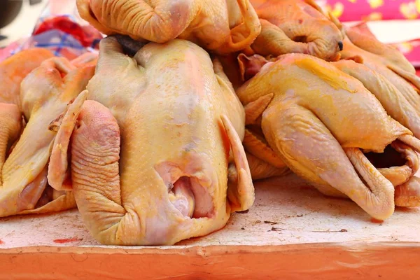マーケットで新鮮な鶏 — ストック写真