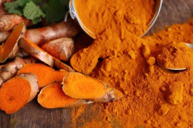 taze zerdeçal ve toz