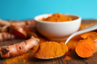 taze zerdeçal ve toz