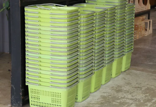 Зеленая пластиковая корзина для покупки — стоковое фото