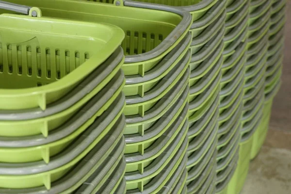 Panier en plastique vert pour le shopping — Photo