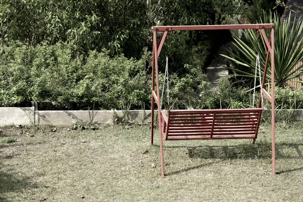 Ławka huśtawka w ogrodzie — Zdjęcie stockowe