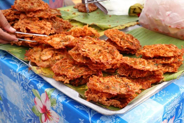 Pastel de pescado frito en la comida callejera — Foto de Stock