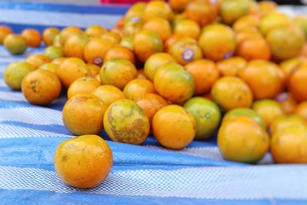 Orangenfrüchte beim Streetfood — Stockfoto