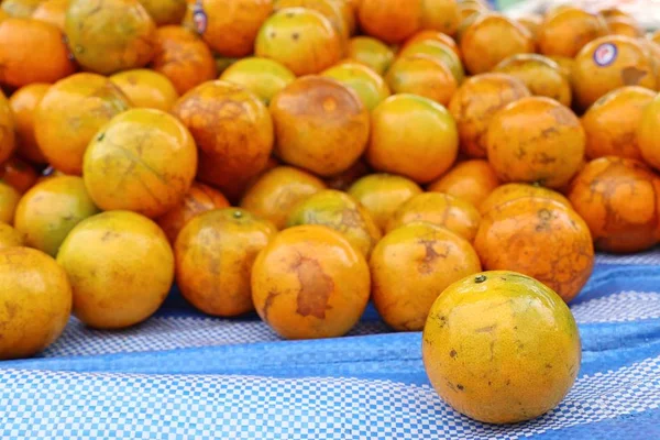 Oranžové plody na pouliční stánky s jídlem — Stock fotografie