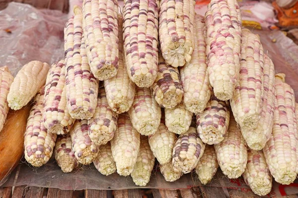 在市场上的新鲜玉米 — 图库照片
