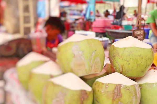 길거리 음식에서 코코넛 — 스톡 사진