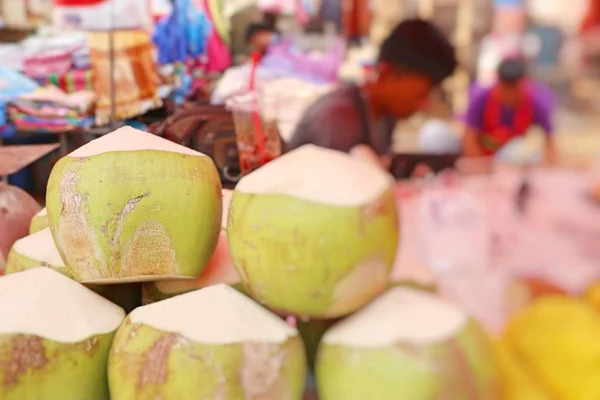 Coco em comida de rua — Fotografia de Stock