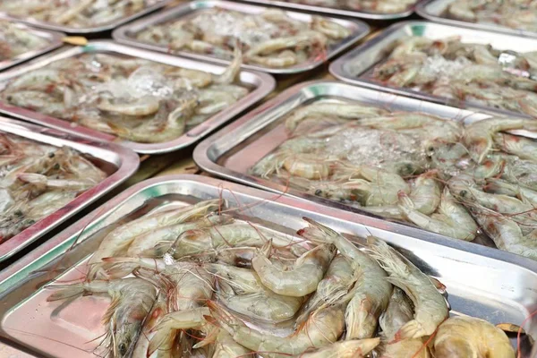 Crevettes fraîches à la nourriture de rue — Photo