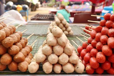 Izgara köfte ve sosis sokak gıda
