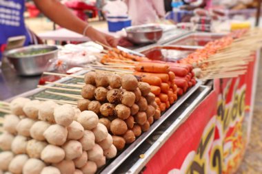 Izgara köfte ve sosis sokak gıda