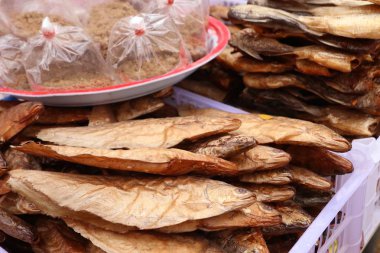 Pazarda kurutulmuş balık.