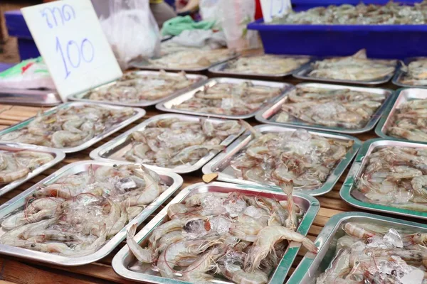 Camarones frescos en la comida de la calle —  Fotos de Stock