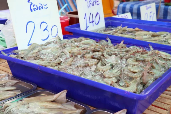 Camarones frescos en la comida de la calle —  Fotos de Stock