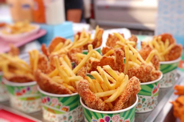 Papas fritas y pollo frito en el mercado —  Fotos de Stock