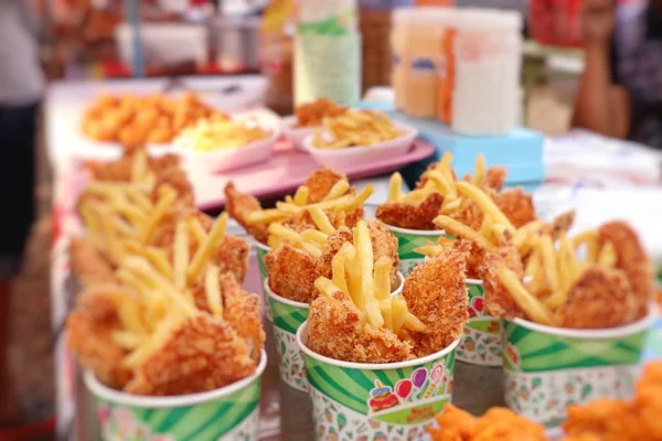 Papas fritas y pollo frito en el mercado — Foto de Stock