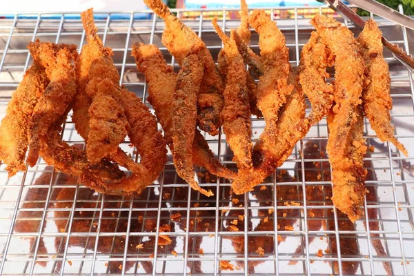 Ikan goreng di makanan jalanan. — Stok Foto