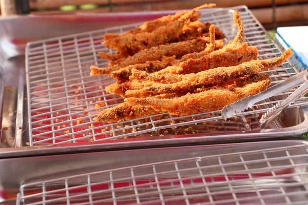 Pescado frito en la comida callejera —  Fotos de Stock