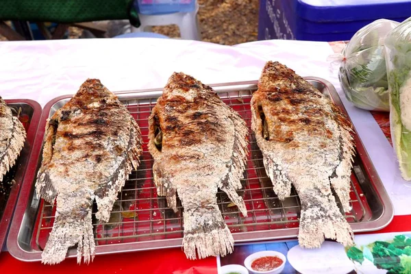 Pescado sal a la parrilla en comida callejera — Foto de Stock