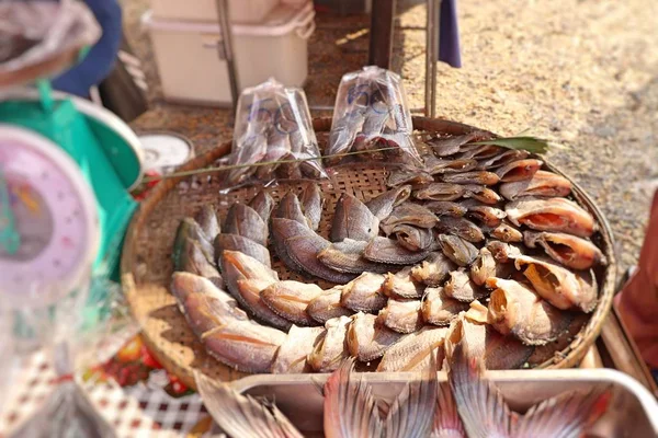 Torkad fisk på marknaden — Stockfoto